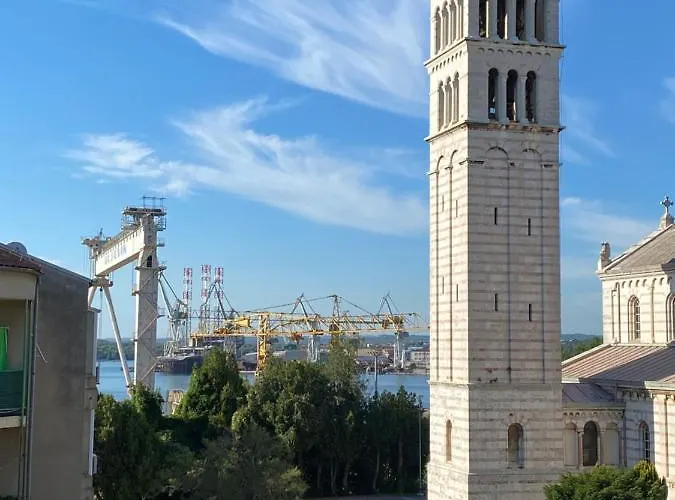 New Stylish & Modern Studio Apart - With Sea View Apartman Pula